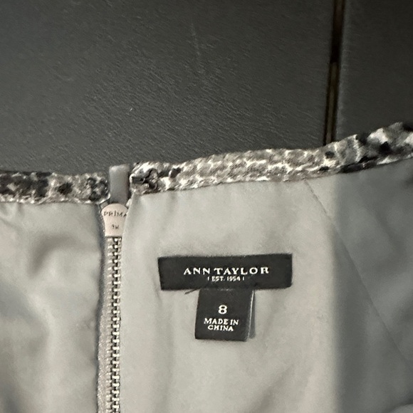 Ann Taylor Gray and Black Snake Print short sleeve Midi Dress size 8 - Picture 5 of 11